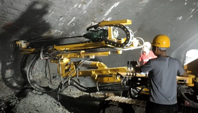 Tworzenie tuneli typu crawler Rock Drill Rig 18kw Impact Power R32/R38/T38/T45 Shank